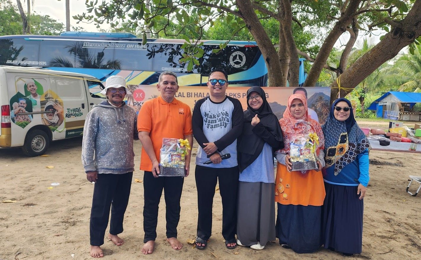 DPC PKS Parung Gelar Halal Bihalal di Pantai Carita Lagundi, Pererat Ukhuwah dan Kekeluargaan